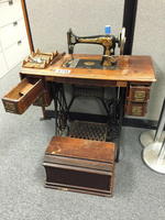 SINGER SEWING MACHINE Auction Photo