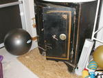 Old 2-door safe Auction Photo
