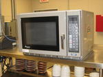 Amana 1000 watt Microwave oven Auction Photo