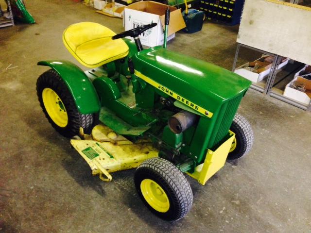 John Deere 110 Lawn Tractor Auction Photo