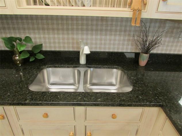 Auction 17 115 Glenwood Cabinetry Natural Granite Countertop