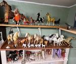 ASSORTED COLLECTIBLE HORSE FIGURINES Auction Photo