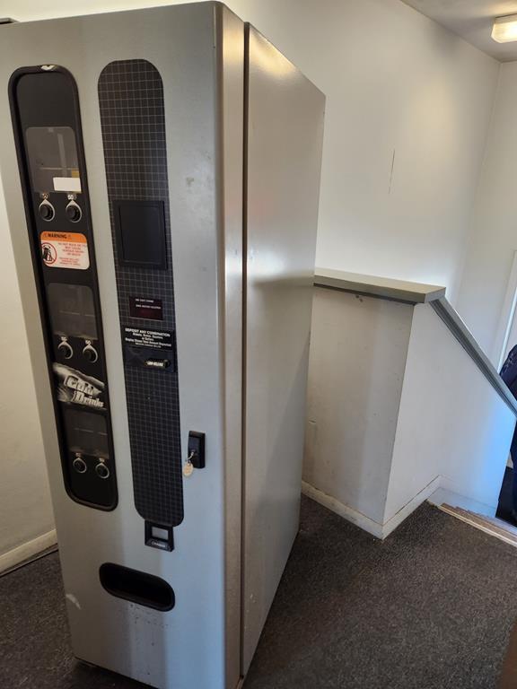 FSI 3061 INDOOR USE VENDING MACHINE - 51ST ANNUAL SPRING CONSIGNMENT AUCTION