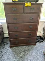 6-DRAWER CHEST OF DRAWERS Auction Photo