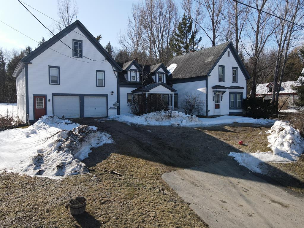 4BR New England Style Farmhouse - Apartment Auction