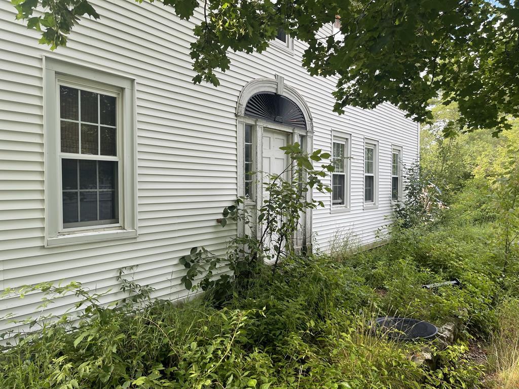 Antique 12-Room Colonial - Ell - Barn - 1+/- Acres Auction