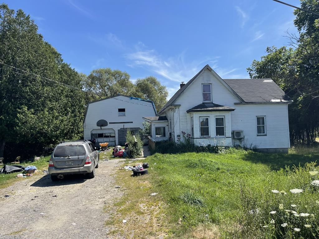 3BR Cape Home - Barn - 1+/- Acres Auction