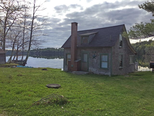 Lakefront Cottage – 100+/- ft. Frontage Auction Photo