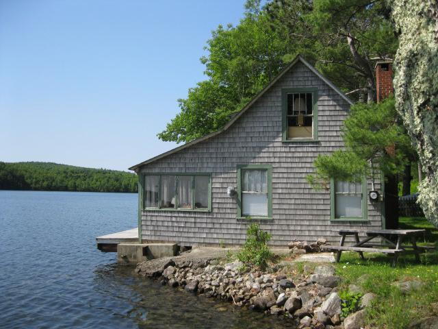 Lakefront Cottage – 100+/- ft. Frontage Auction Photo